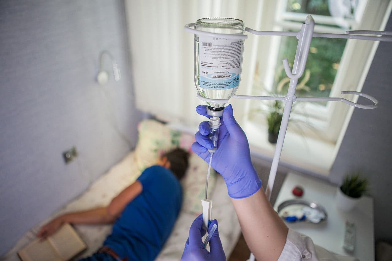 Быстрее всего отрезвляет капельница, специалистов можно вызвать на дом